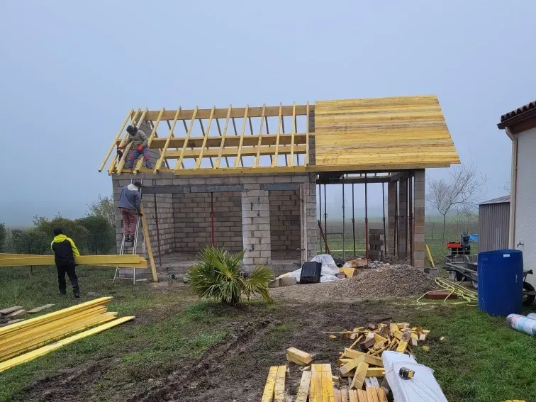 Charpente et liteaux d’une annexe en parpaing posés par LMA Maçon Façadier 82