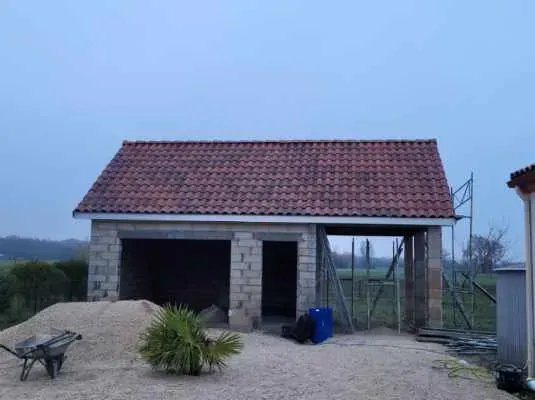 Annexe couverte en tuiles canal par LMA Maçon Façadier 82, terrain empierré au premier plan