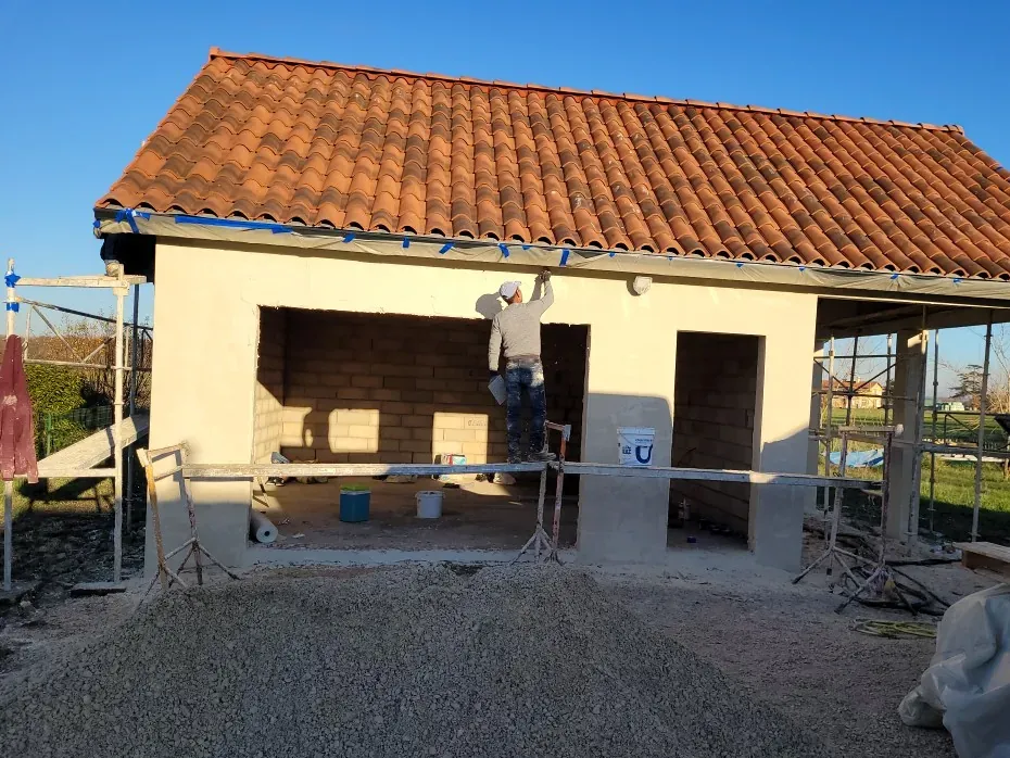 Toiture neuve en tuiles canal posée par LMA Maçon Façadier 82 sur une annexe