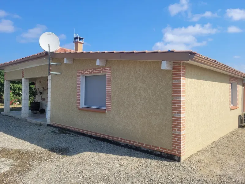Enduit crépi réalisé par LMA Maçon Façadier 82, avec chaînes d’angle en briquettes
