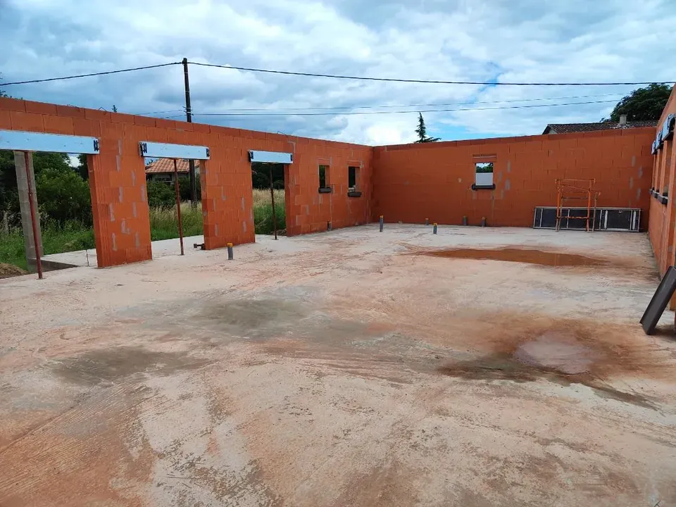Murs en brique montés sur dalle pour une maison neuve par LMA Maçon Façadier 82