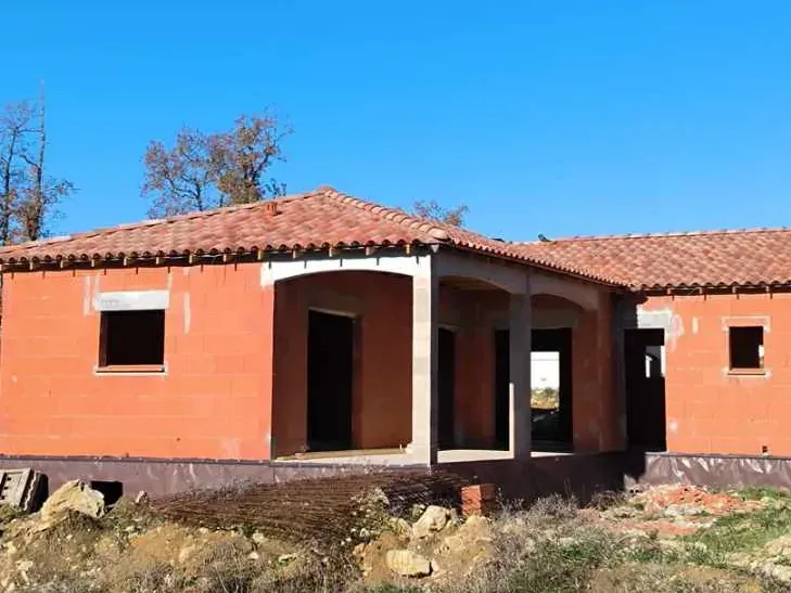 Maison neuve en brique hors d’eau, toiture en tuiles posée par LMA Maçon Façadier 82