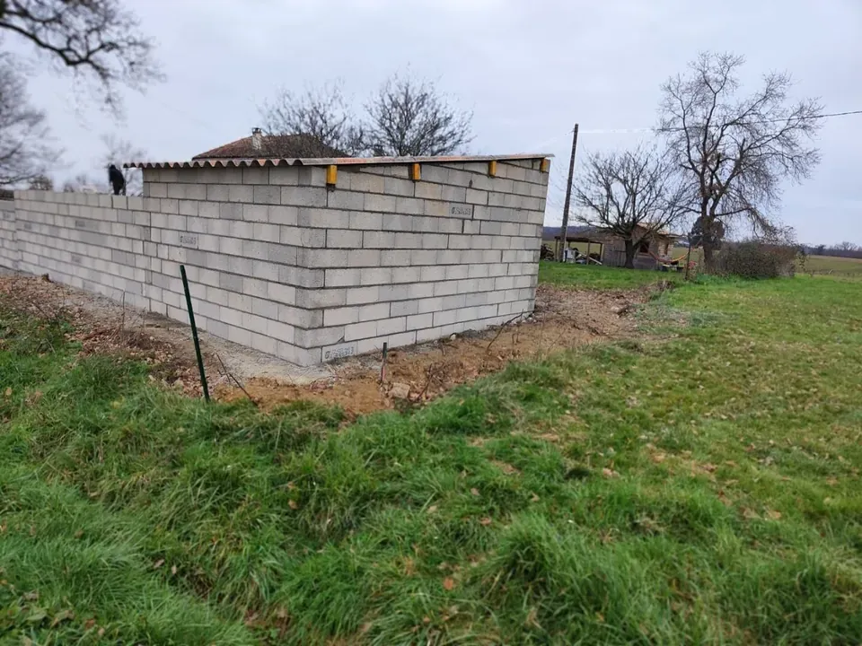Mur en parpaing monté en limite de terrain par LMA Maçon Façadier 82