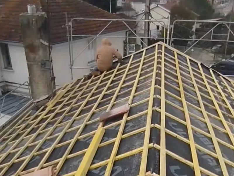 Toiture mise à nu avec écran sous-toiture et liteaux neufs, en cours de rénovation